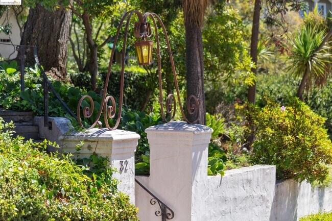 Foto del edificio - 32 Crocker Ave