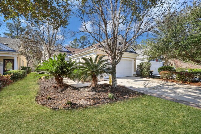 Foto del edificio - Charming 2-Bedroom, Plus Den Home with 2 F...