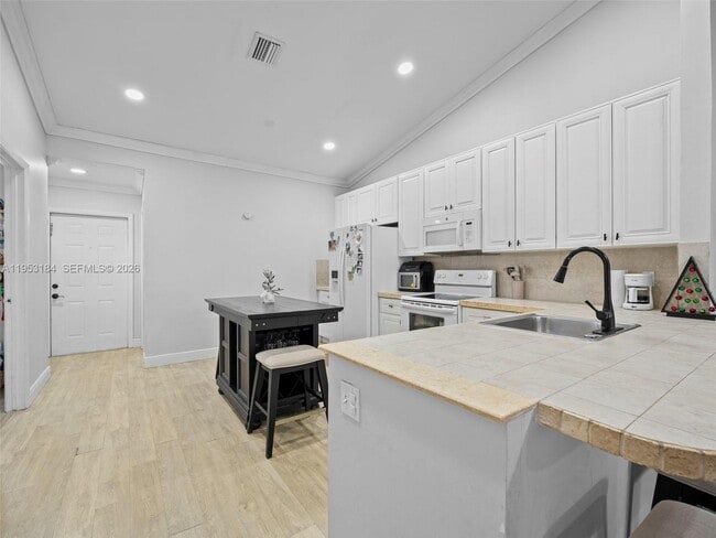 Foto del edificio - 11065 NW 38th Pl