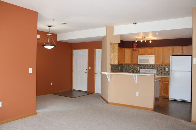 Building Photo - Spacious 2-Bedroom Condo Backing to Open Space