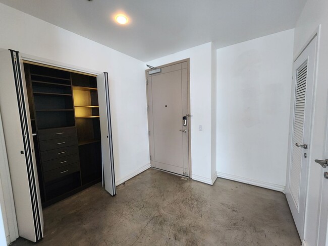 Building Photo - Beautiful Two Bedroom High Rise Condo