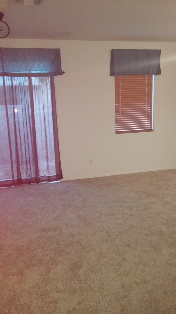 Foto del edificio - BEAUTIFUL CORNER LOT HOME WITH LARGE ROOMS