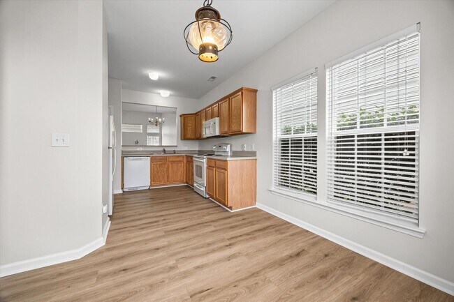 Building Photo - Stunning 3-bed, 2.5-bath end unit with Primary on main in Autumn Cove of Lake Wylie!