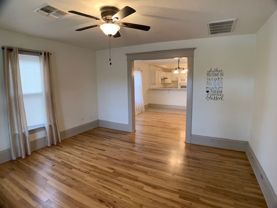 Primary Photo - Edmond 3 bed 1 1/2 bath close to UCO