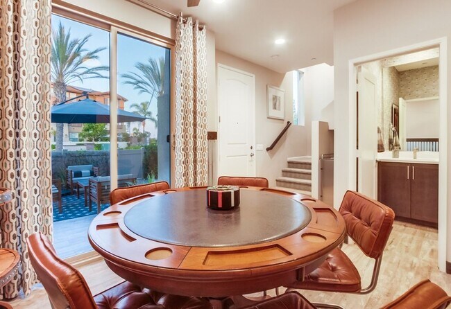 Foto del edificio - Stunning 3-bed, 3-bath townhome with bonus...
