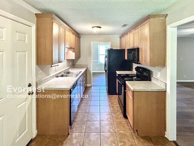 Building Photo - Lovely 3-Bedroom Home with Modern Amenitie...