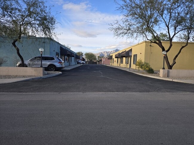 Building Photo - 3331 E Bermuda St