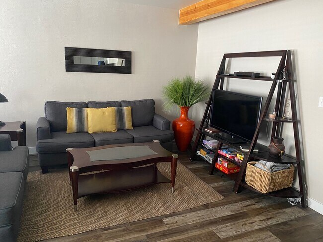 Foto del edificio - 623 Cedar Ln