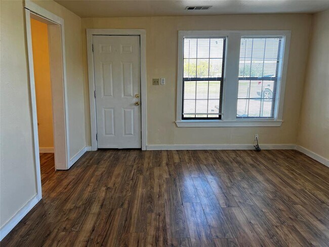 Foto del edificio - 102 E Carrie Manor St