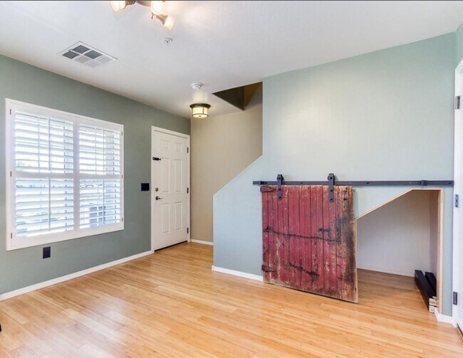 Foto del edificio - 2269 E Huntington Dr