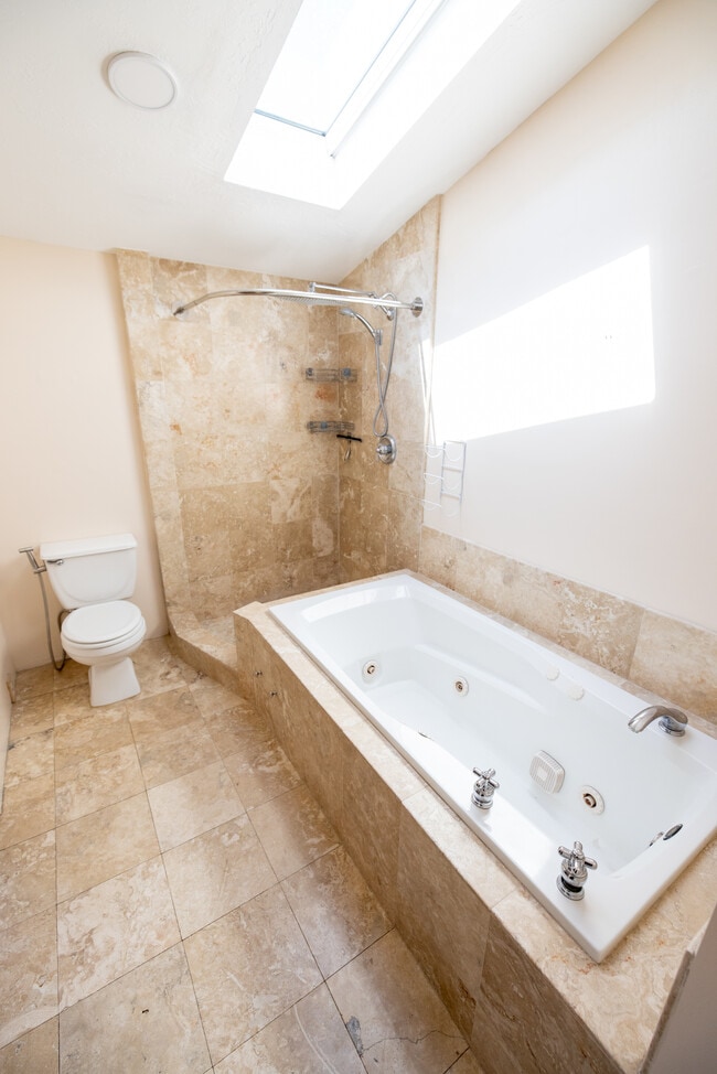 Master Bath - 1745 Lake St