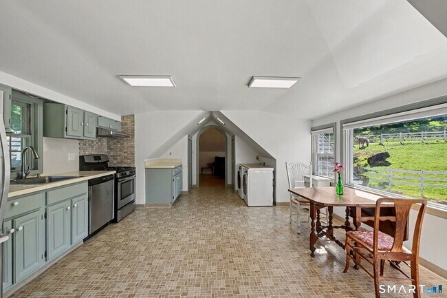 Foto del edificio - 723 Riverbank Rd