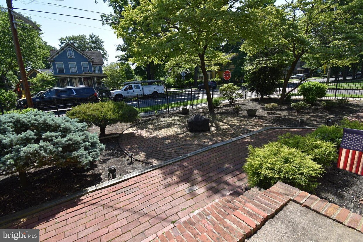 Primary Photo - 127 Lincoln Ave