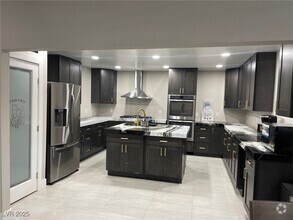 Building Photo - 2528 Tournament St