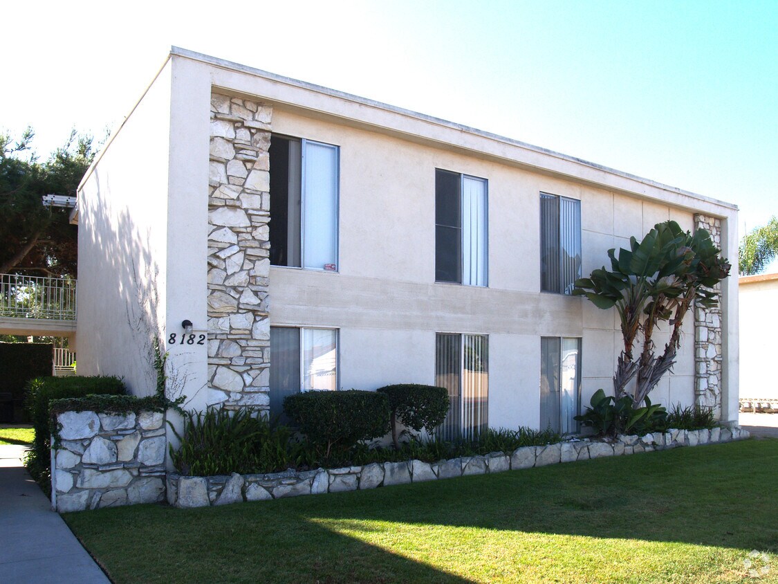 Foto principal - 8182-8190 Orangewood Ave