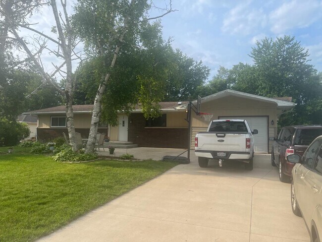 Building Photo - 525 Meadow Ln