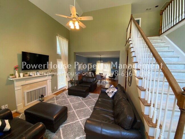 Building Photo - 370 Landing Entry