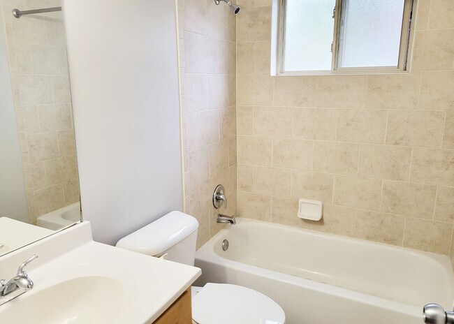 Foto del edificio - 563 Lowell Ave