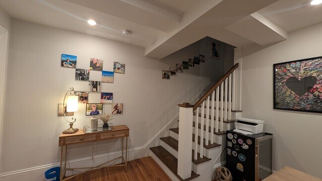 Foto del edificio - Newton Townhouse Available for Summer Move-In