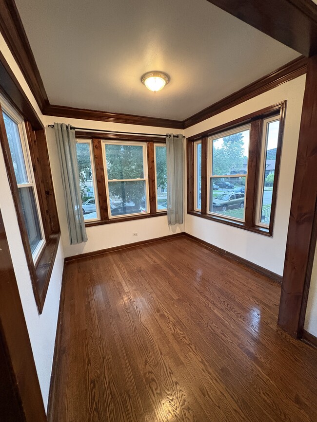 Sun room - 3041 W Leland Ave