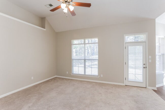 Foto del edificio - 4662 Tulip Creek Dr