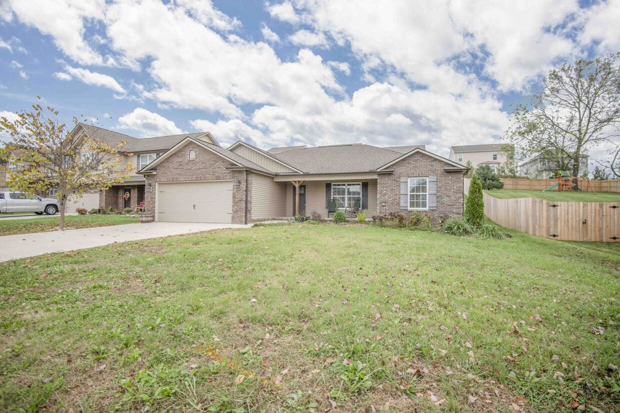 Foto principal - 5520 Meadow Wells Dr