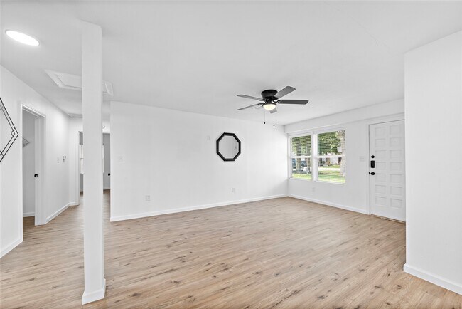 Foto del edificio - 6210 Rolland St