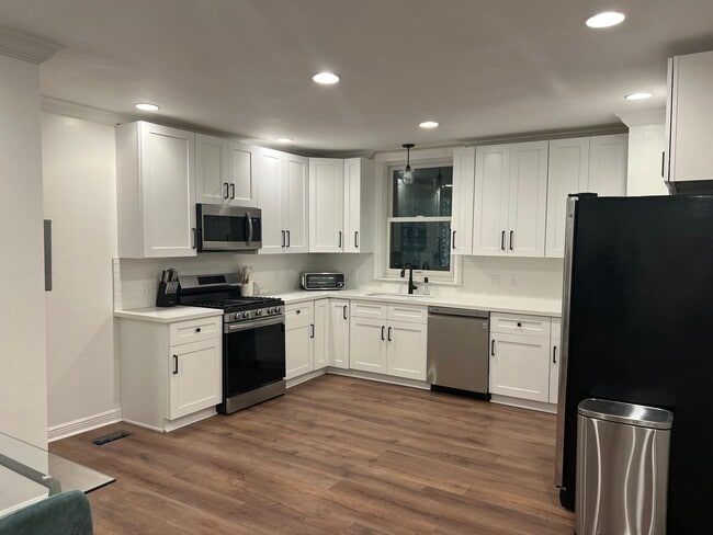 Building Photo - Gorgeous Upscale Renovation 1 BR in Univer...