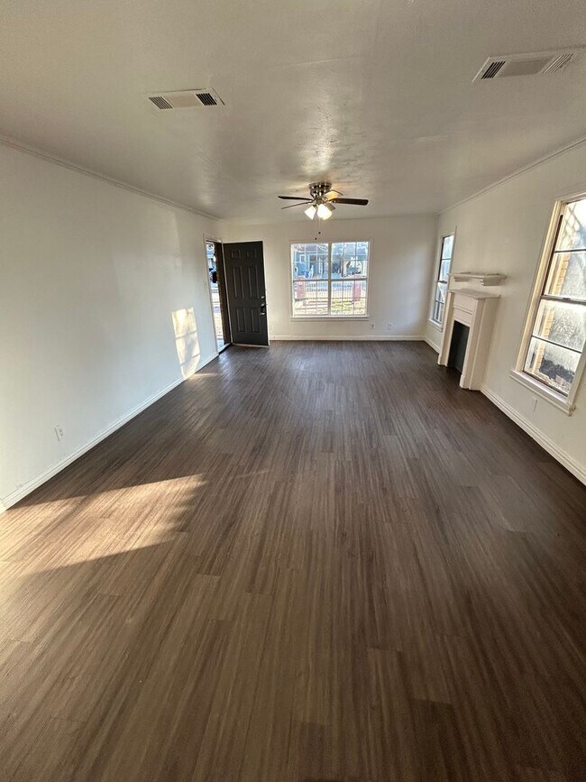 Foto del edificio - 1327 Mountain Lake Rd