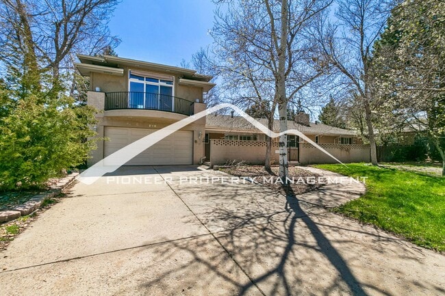 Spacious Home with Fenced Yard and Washer/Dryer - Spacious Home with Fenced Yard and Washer/Dryer