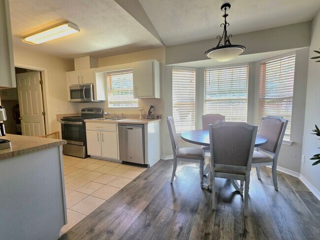 Foto del edificio - Near NAS Pensacola | 3BR Home with Large Deck & Fenced Backyard