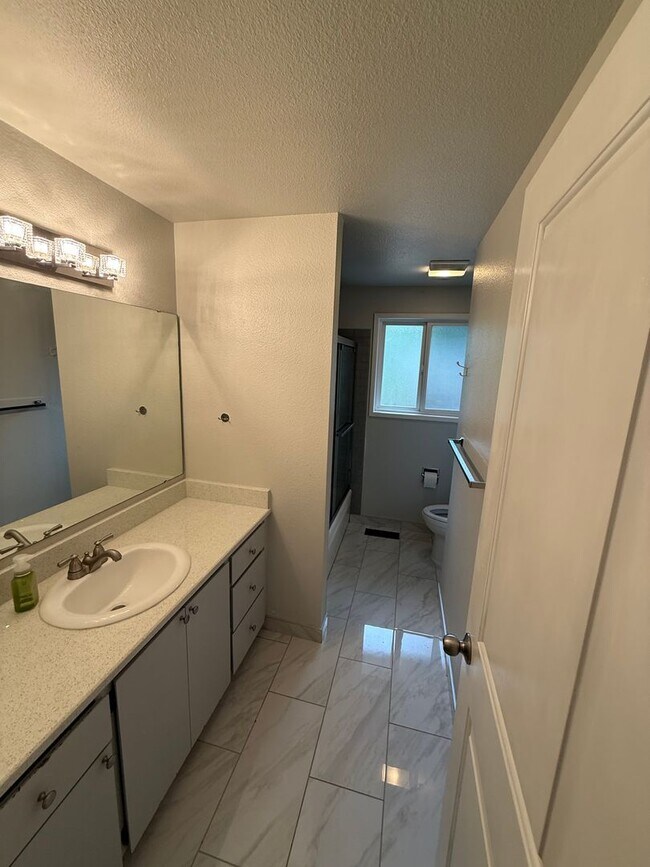 Foto del edificio - Tastefully Updated Kingsgate home!