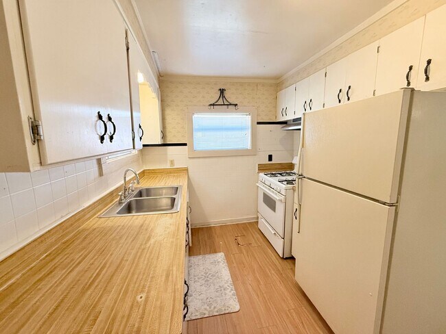Foto del edificio - Charming 3-Bedroom Home With Screened Front Porch