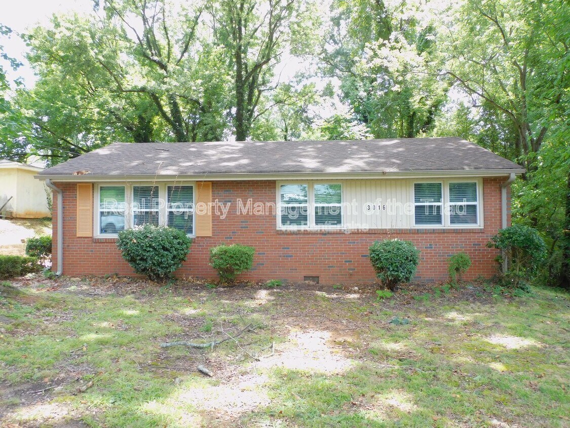 Photo - 3016 Myra St