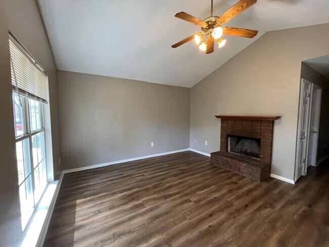 Foto del edificio - Renovated 3 Bedroom 2 Bath Home with 1 Car Garage!