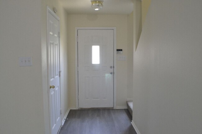 Foto del edificio - Beautiful 4 bedroom 3 bath 2 car garage ho...