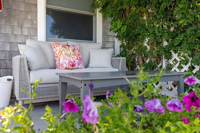 Foto del edificio - 37 John Alden Rd