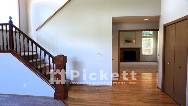 Foto del edificio - Spacious 4 Bedroom Ridgetop Home with View!