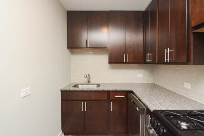 Building Photo - 447 W Surf St