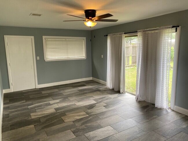 Building Photo - 8410 Sonneville Dr