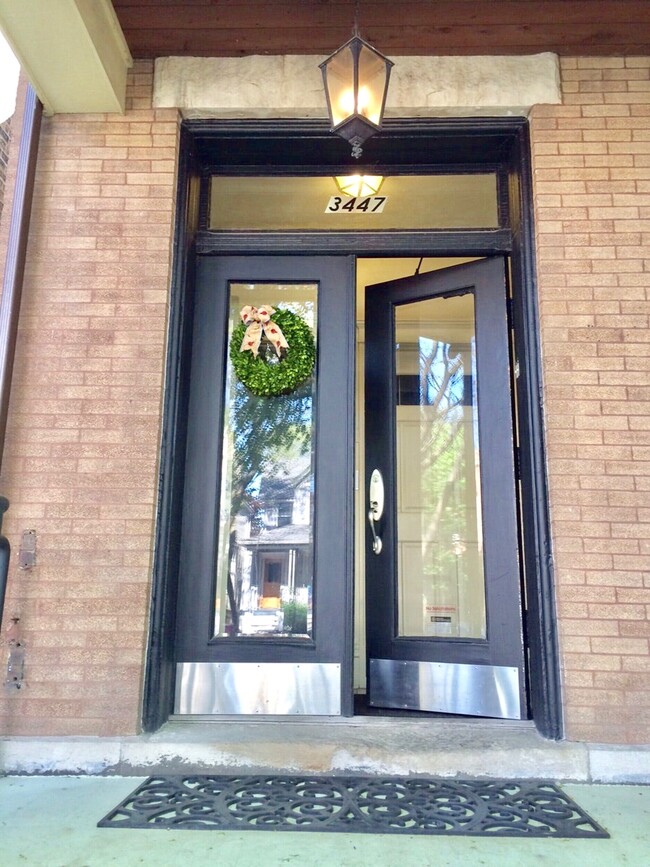 Brownstone Entry - 3447 N Marshfield Ave