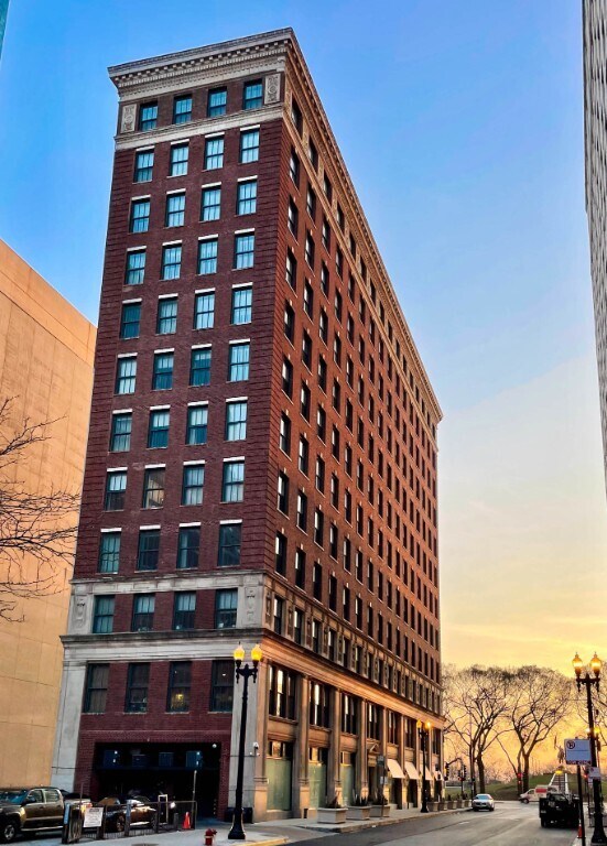 Building Photo - Luxury 2bd/2bth Condo w/Unobstructed Lake ...