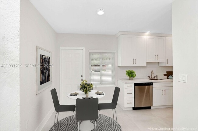 Building Photo - 930 SW 24th Ct