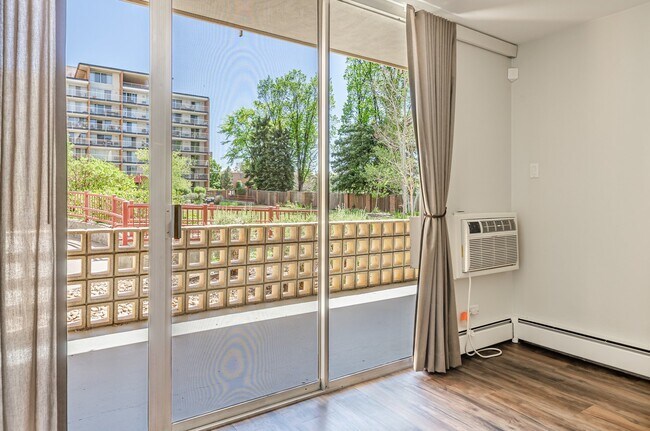 Building Photo - Wonderful 1 bedroom / 1 bathroom condo ava...