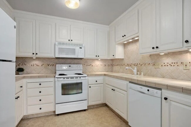 Building Photo - "Charming 3-Bed, 2-Bath Oasis in Capitola's Prime Park Ave Location"