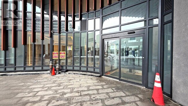 Photo du bâtiment - 5858 Yonge St