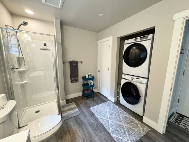 Foto del edificio - Fully furnished guest house 2 bedroom spaces DADU unit