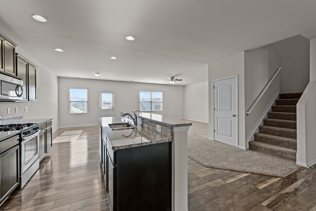 Foto del edificio - Spacious 5 Bedroom Home with 2-Car Garage,...