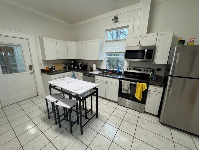 Foto del edificio - Gorgerous 3 Bedroom Walkable to Campus