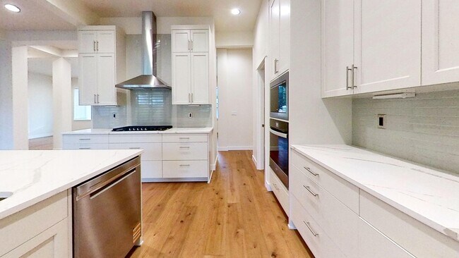 Foto del edificio - Contemporary 4 Bedroom Oasis on Quiet Dead...